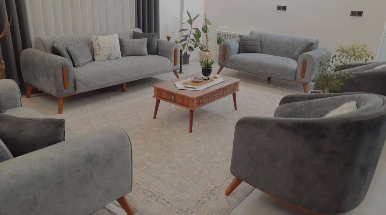 پروژه ای که می بینید پروژه چیدمان فضای مسکونی است ، که ما با لوازم موجود در منزل کارفرما چیدمانی درست و اصولی انجام دادیم